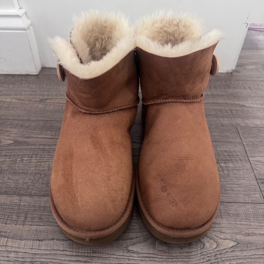UGG Australia Bailey Button Chestnut Suede Sheepskin Boots 3352 Womens 10